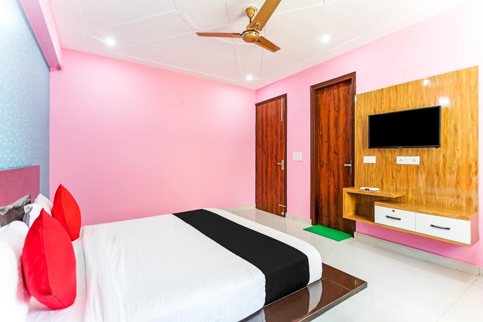 แคปิตัล โอ 62990 หริศ เรซิเดนซี Hotel คูร์เคาน์ ภายนอก รูปภาพ